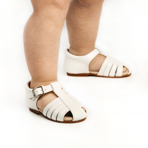 Sandalias cangrejeras en blanco para bebés que van a dar los primeros pasos