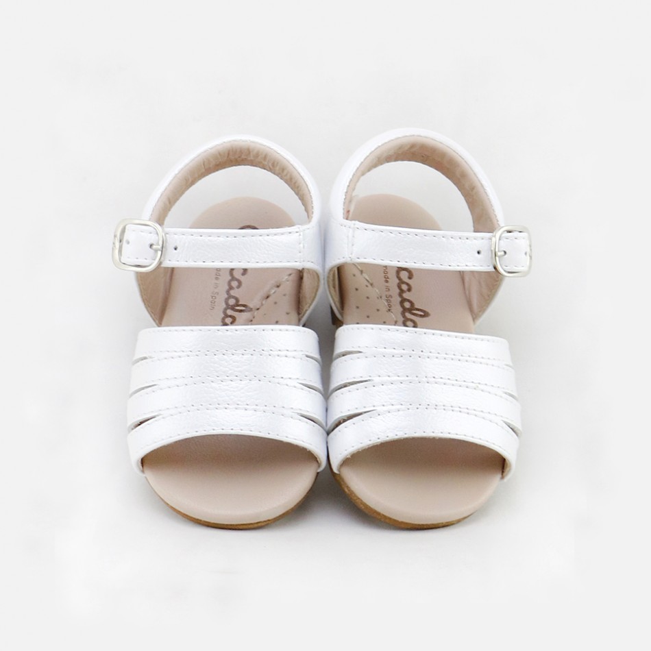 Sandalias de tiras blancas para bebés que van a dar sus primeros pasos