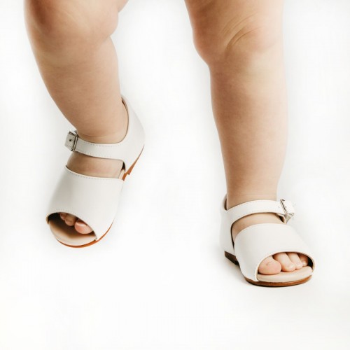 Sandalias clásicas blancas para primeros pasos