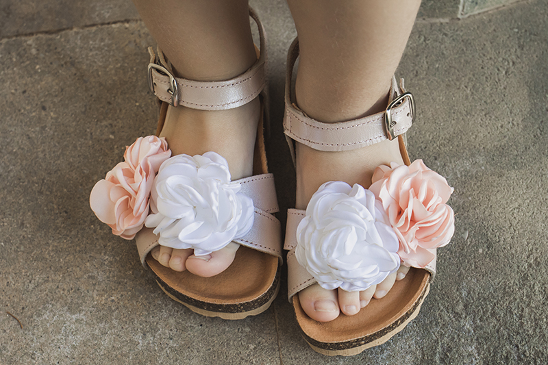 Sandalias cómodas de diseño con adornos de flores de Papanatas 