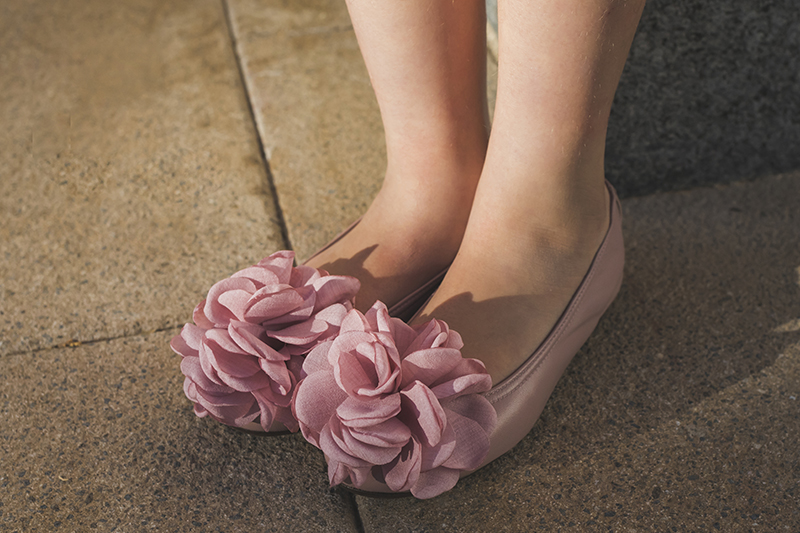 Cómo combinar estilos de vestir con zapatos de color rosa