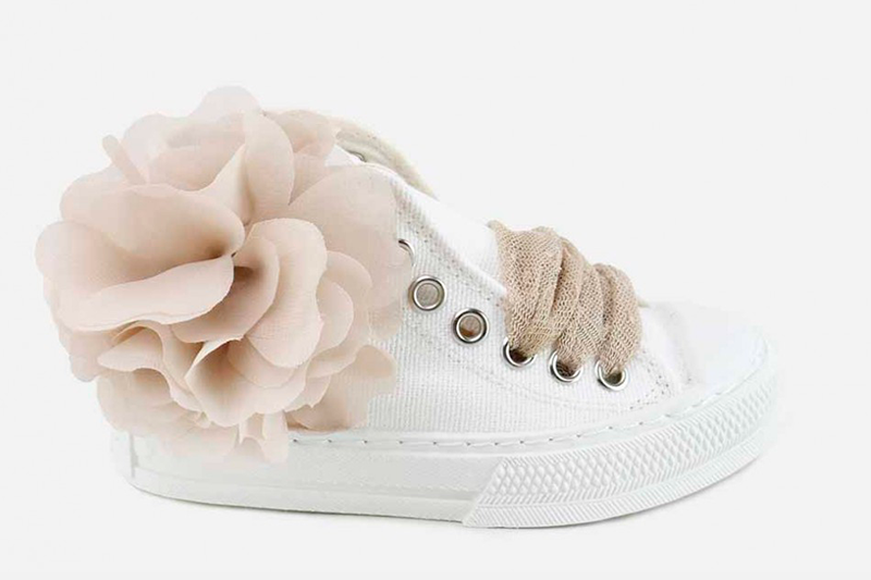 Segundo zapato de comunión para niñas: Deportivos con flor textil